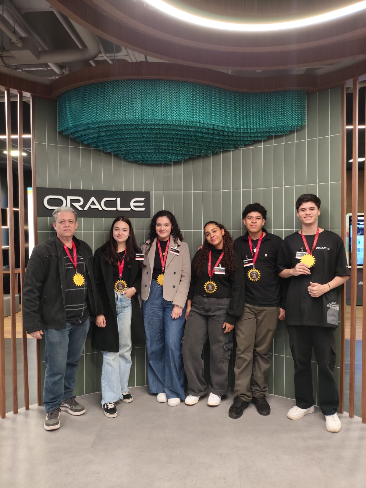 Membros da equipe LogiCO2 visitando a Oracle