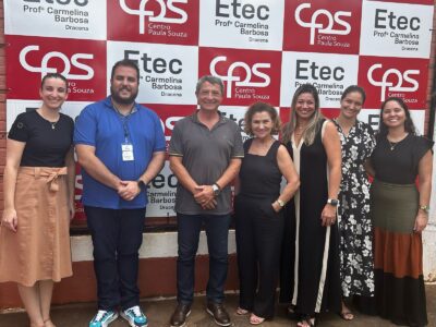 Professores, diretor, coordenadores recebendo o Assistente Osmar Pinatto