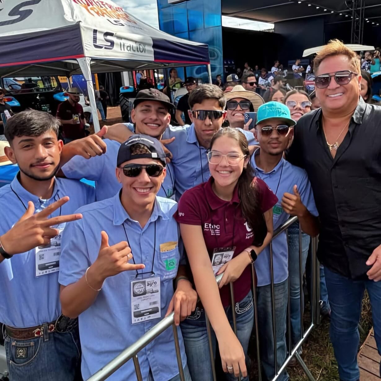 Alunos do Curso de Técnico em Agropecuária com o cantor Leonardo.
