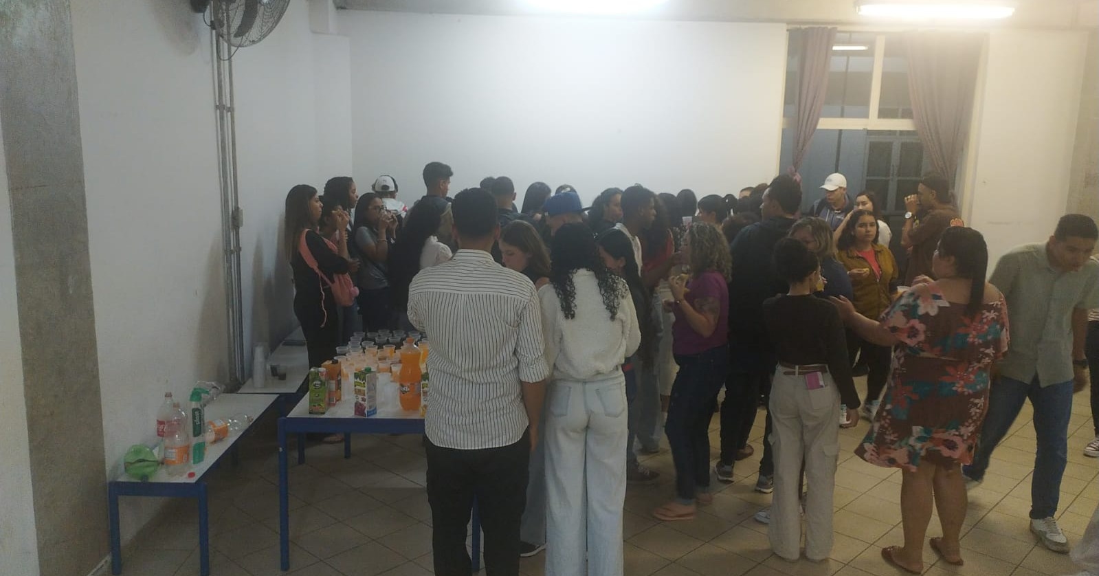 Imagem de alunos e professores interagindo durante evento promovido pela Etec Raposo Tavares.