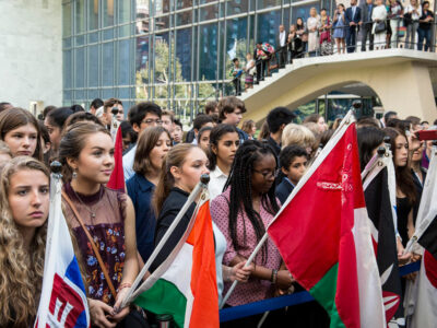 Jovens participam de cerimônia pelo Dia Internacional da Paz na sede da ONU em Nova Iorque na semana passada (15). Foto: ONU/Kim Haughton