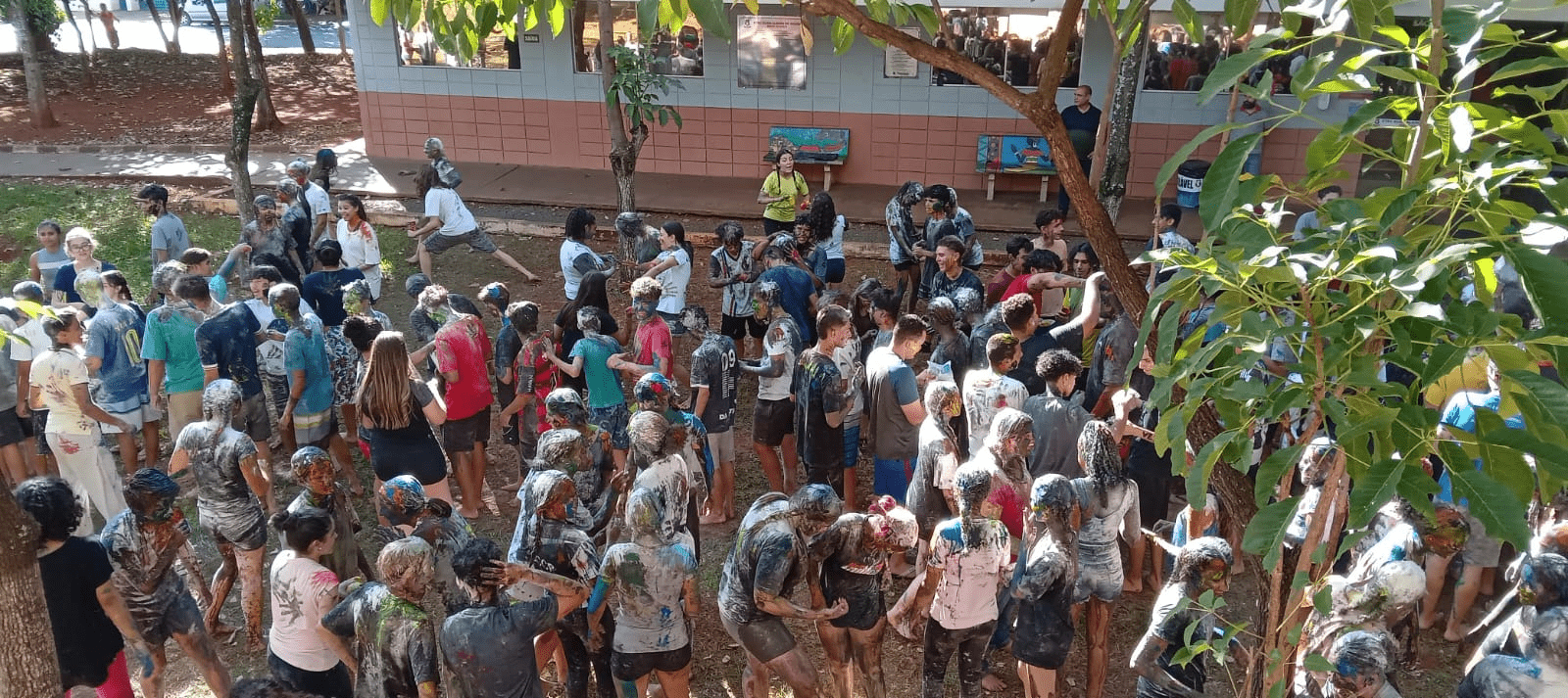 Brincadeira com tinta entre Veteranos e Bichos.