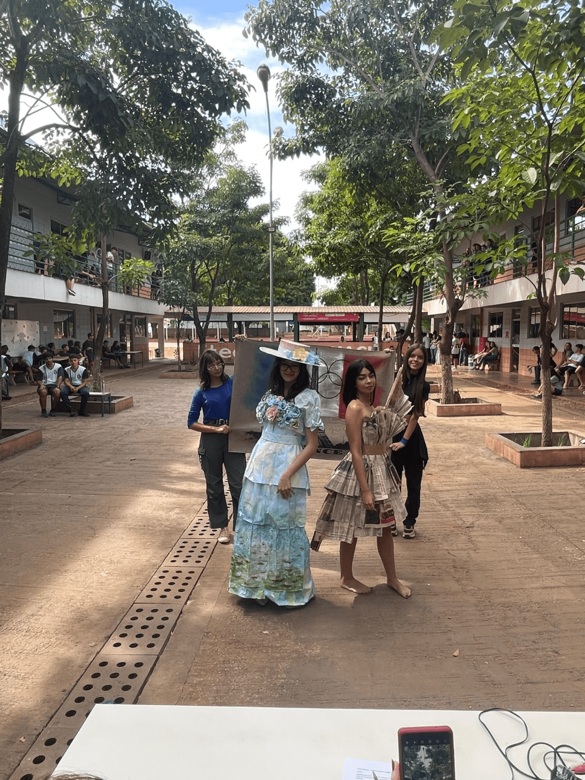 Apresentação de Desfile Ecológico.